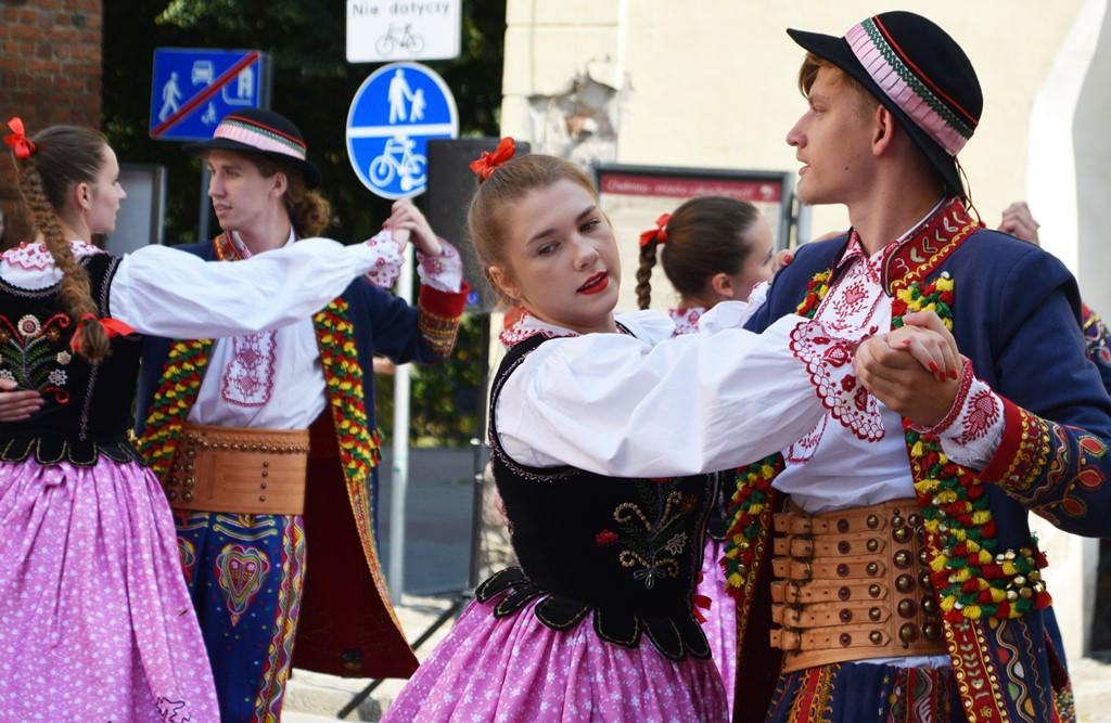 Radosne występy zespołów na Festiwalu Folkloru 