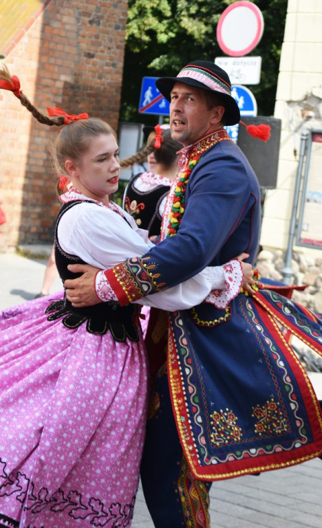 Radosne występy zespołów na Festiwalu Folkloru 