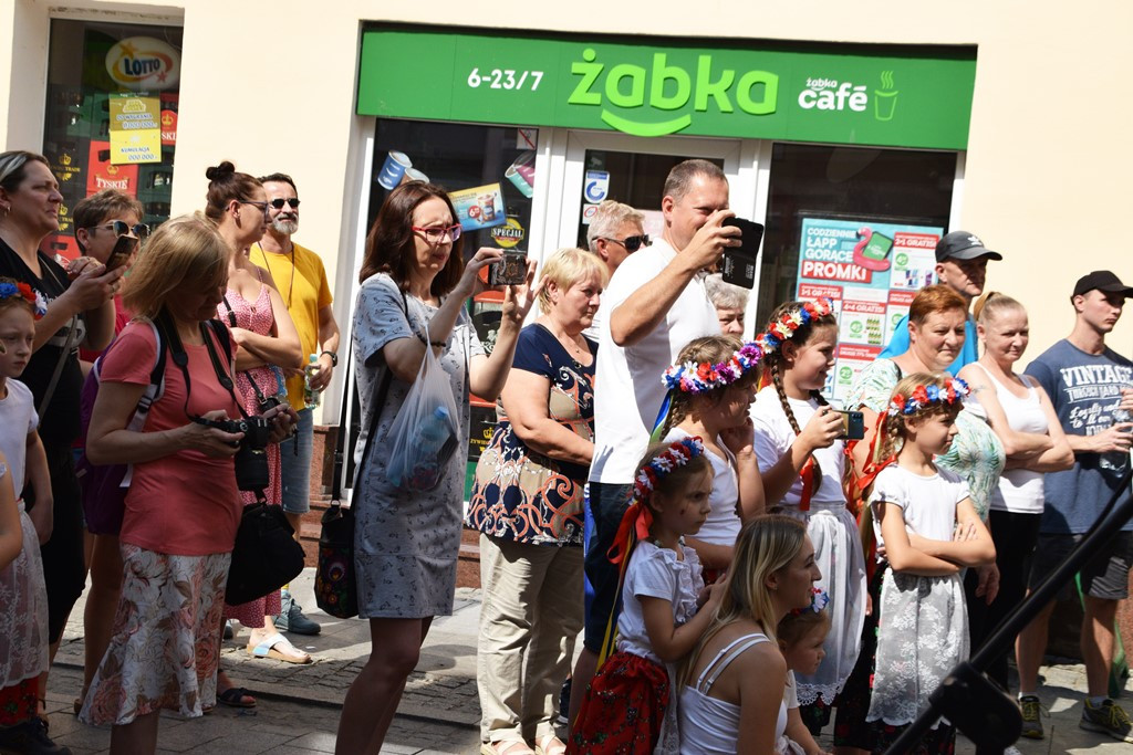 Radosne występy zespołów na Festiwalu Folkloru 