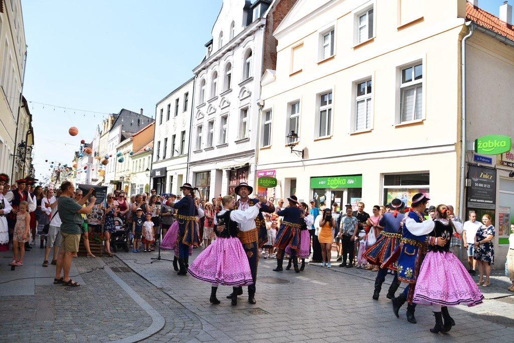 Radosne występy zespołów na Festiwalu Folkloru 
