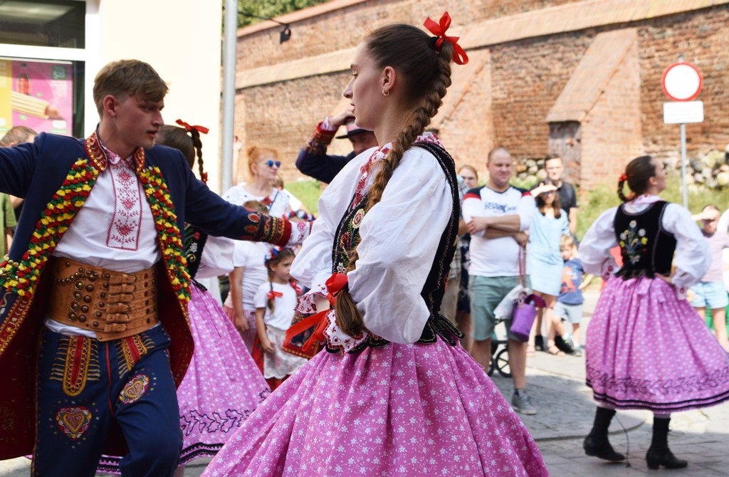 Radosne występy zespołów na Festiwalu Folkloru 