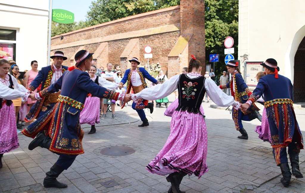 Radosne występy zespołów na Festiwalu Folkloru 