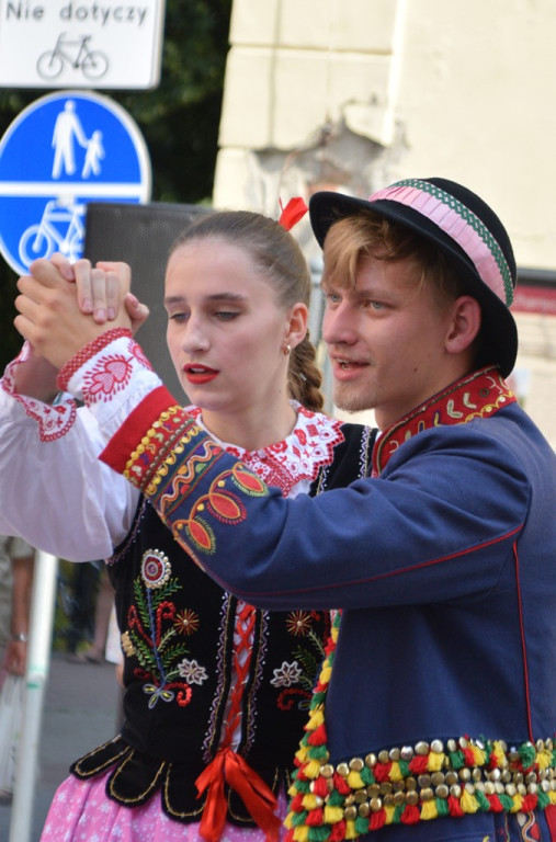 Radosne występy zespołów na Festiwalu Folkloru 