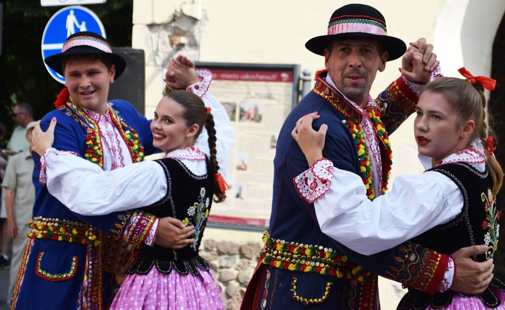 Radosne występy zespołów na Festiwalu Folkloru 
