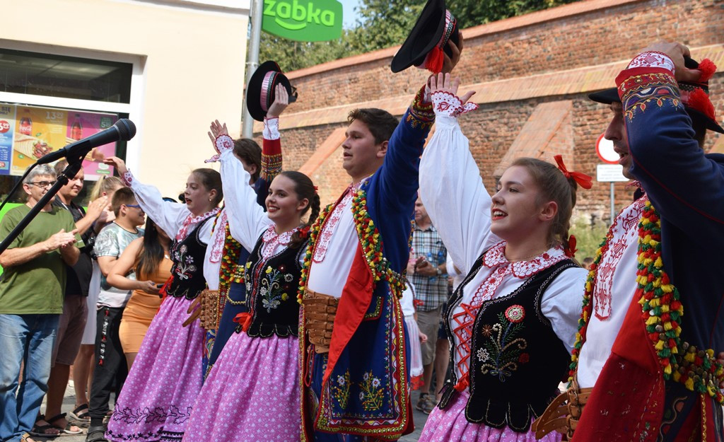 Radosne występy zespołów na Festiwalu Folkloru 