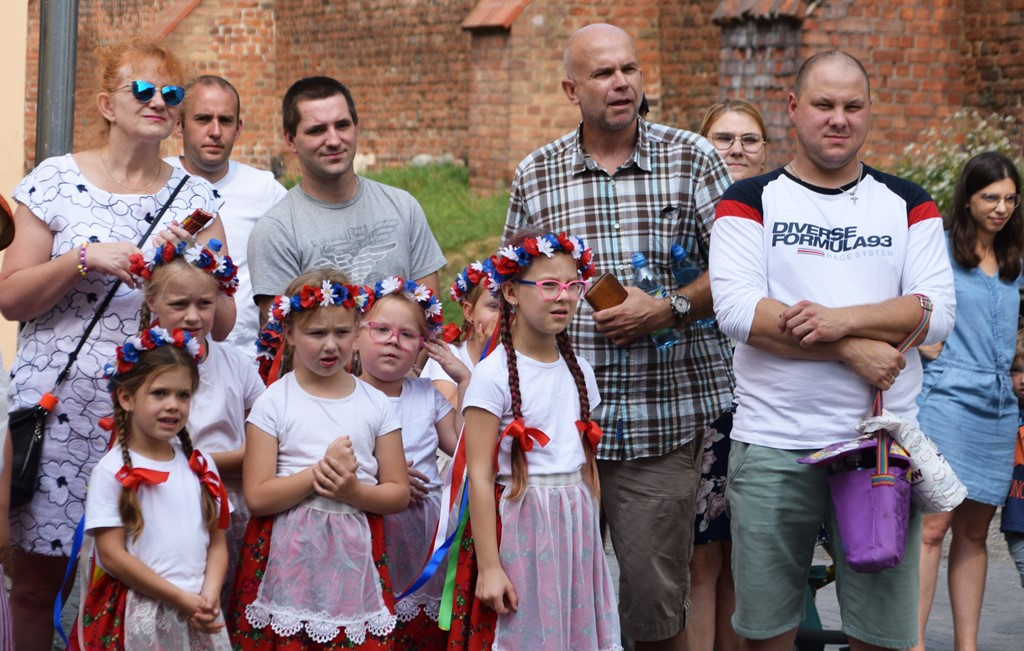 Radosne występy zespołów na Festiwalu Folkloru 