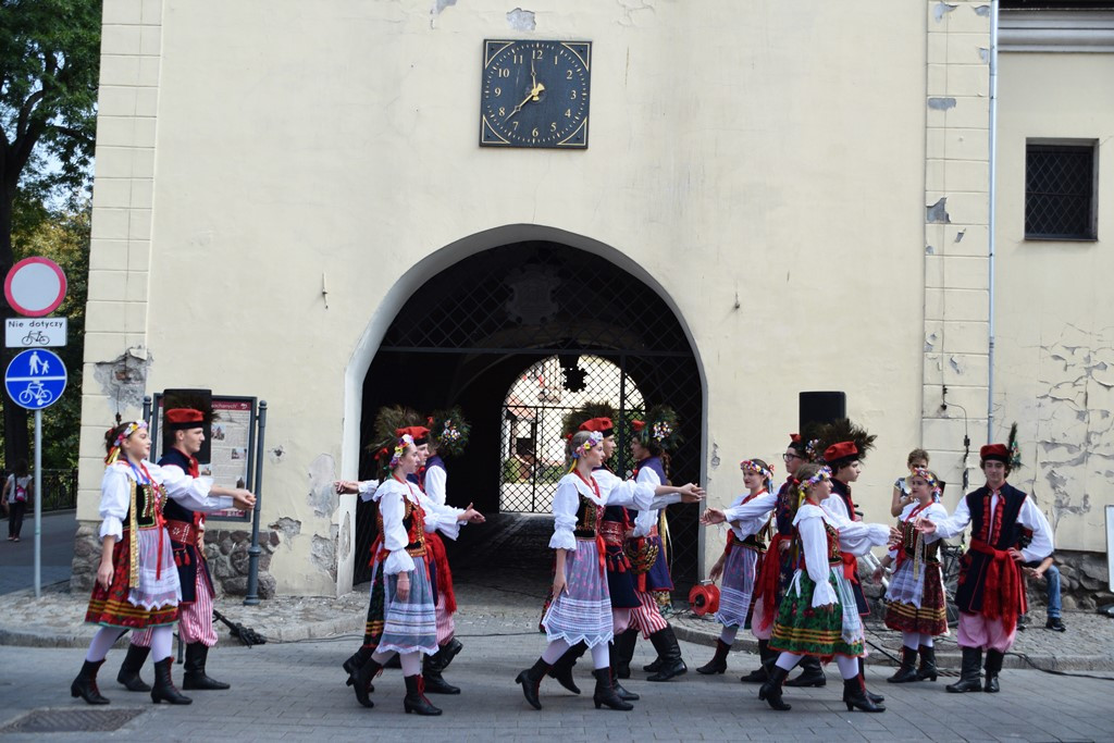 Radosne występy zespołów na Festiwalu Folkloru 