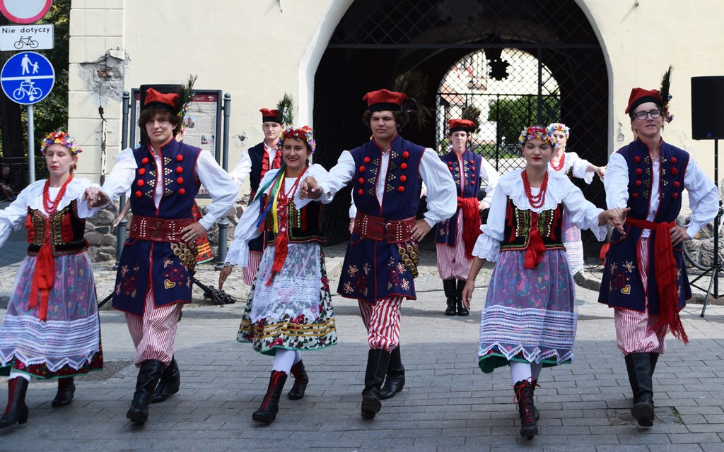 Radosne występy zespołów na Festiwalu Folkloru 