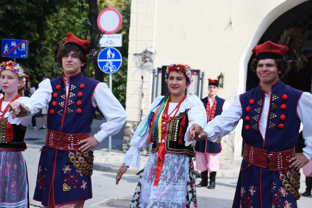 Radosne występy zespołów na Festiwalu Folkloru 