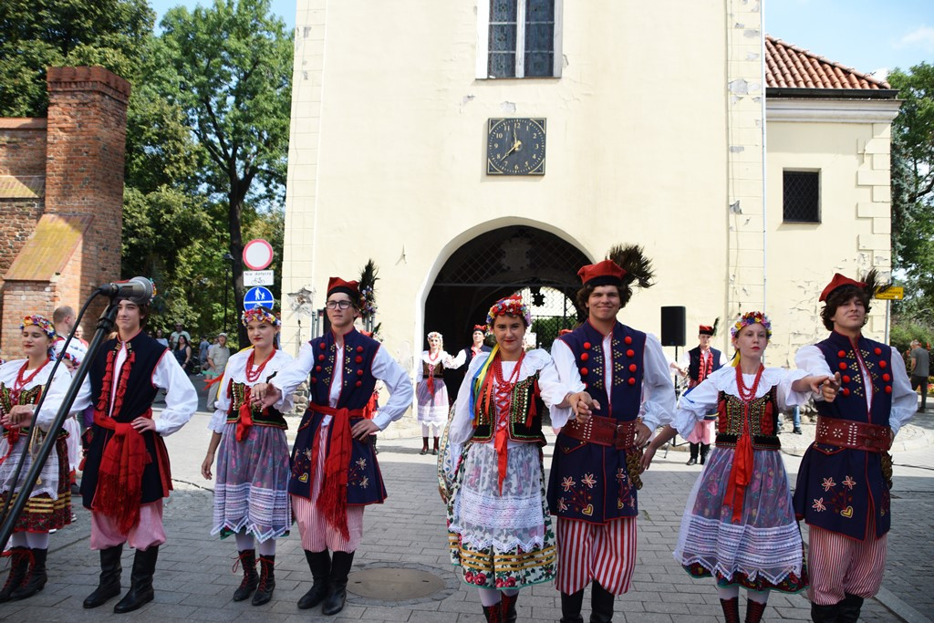 Radosne występy zespołów na Festiwalu Folkloru 