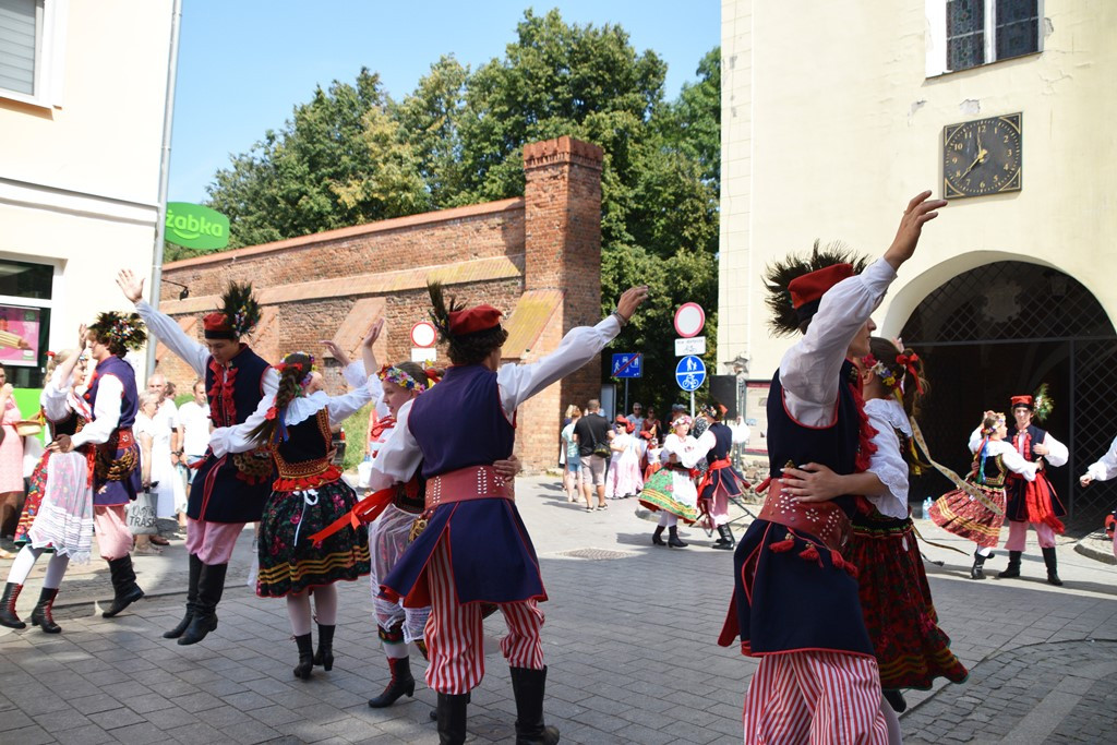 Radosne występy zespołów na Festiwalu Folkloru 