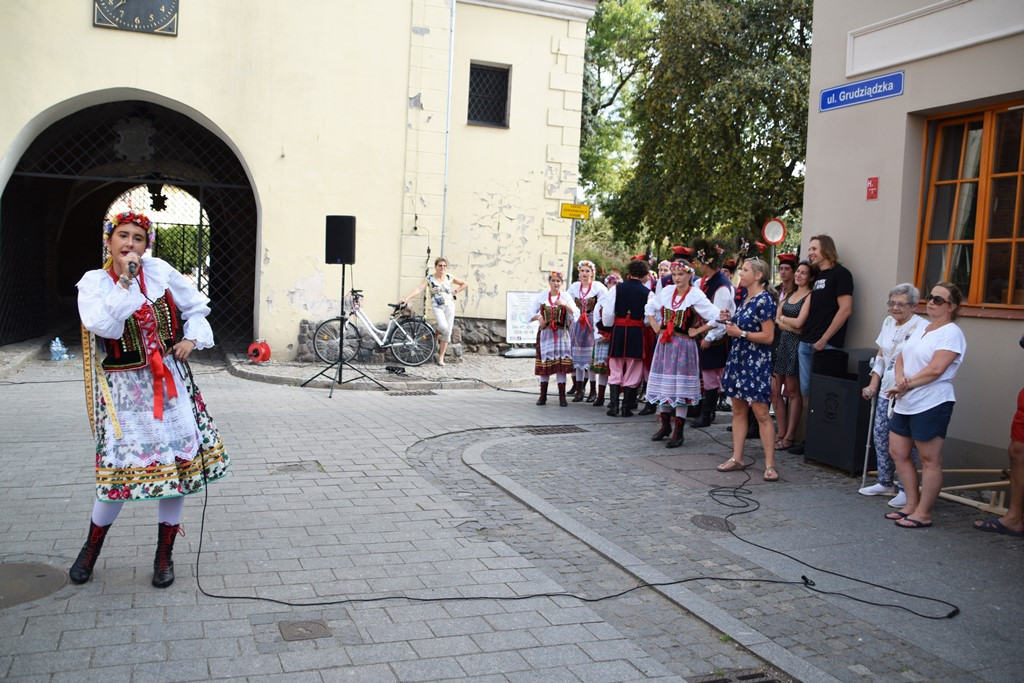 Radosne występy zespołów na Festiwalu Folkloru 