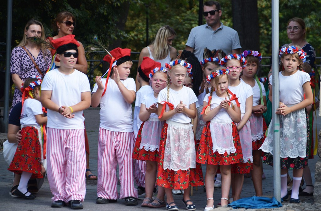 Radosne występy zespołów na Festiwalu Folkloru 