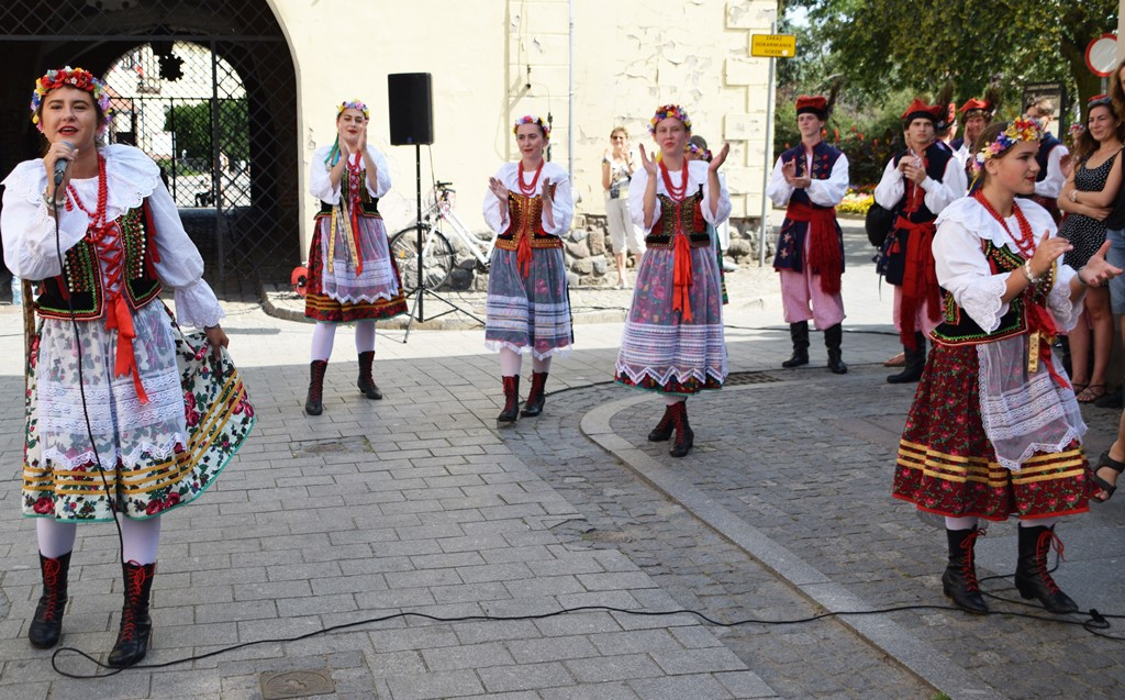 Radosne występy zespołów na Festiwalu Folkloru 