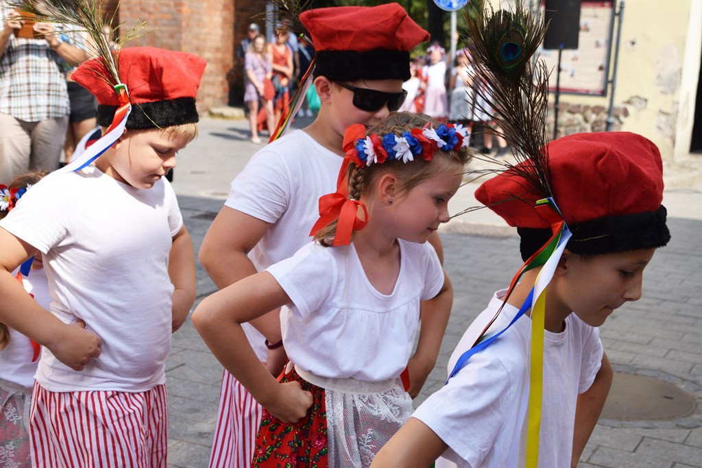 Radosne występy zespołów na Festiwalu Folkloru 