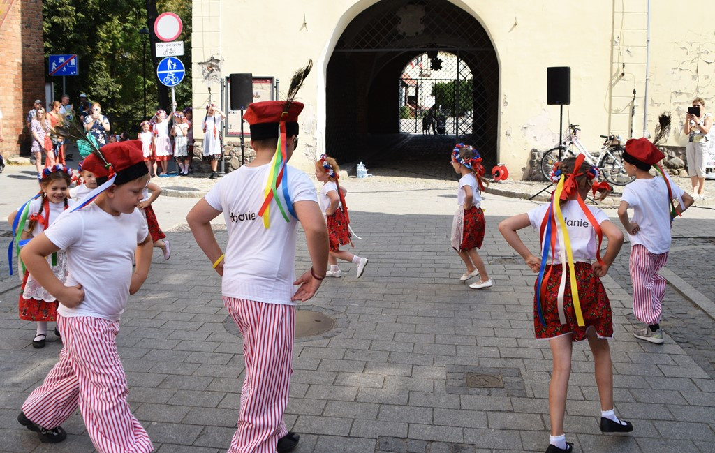 Radosne występy zespołów na Festiwalu Folkloru 