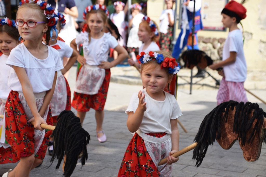 Radosne występy zespołów na Festiwalu Folkloru 