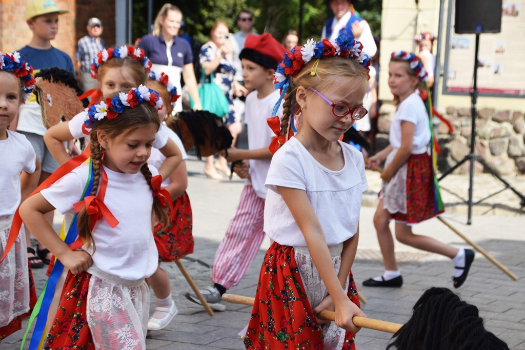 Radosne występy zespołów na Festiwalu Folkloru 