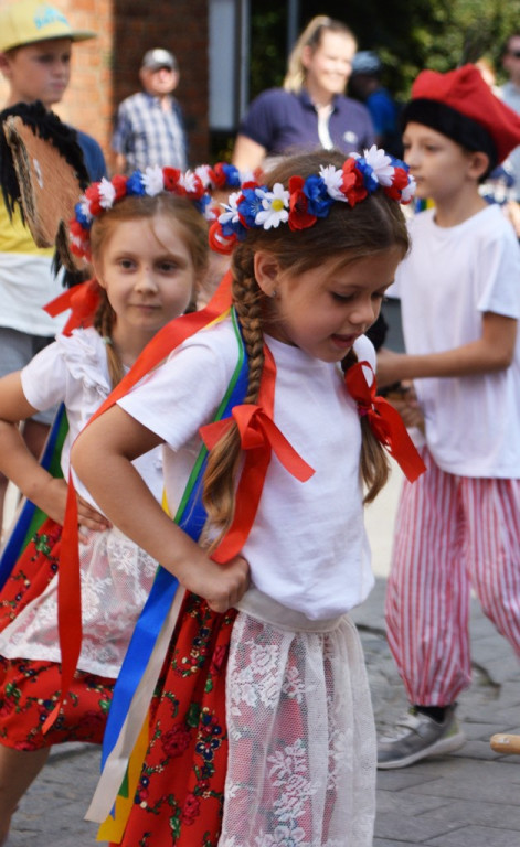 Radosne występy zespołów na Festiwalu Folkloru 