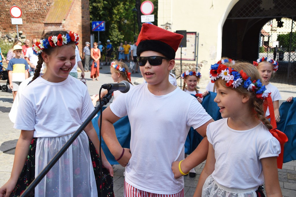Radosne występy zespołów na Festiwalu Folkloru 