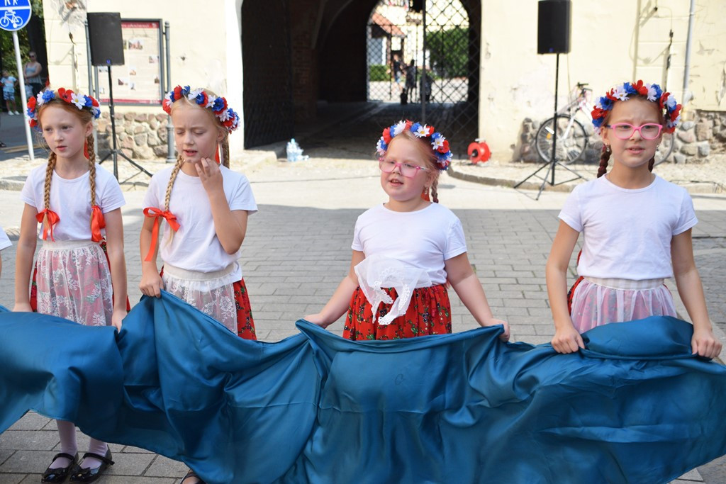 Radosne występy zespołów na Festiwalu Folkloru 