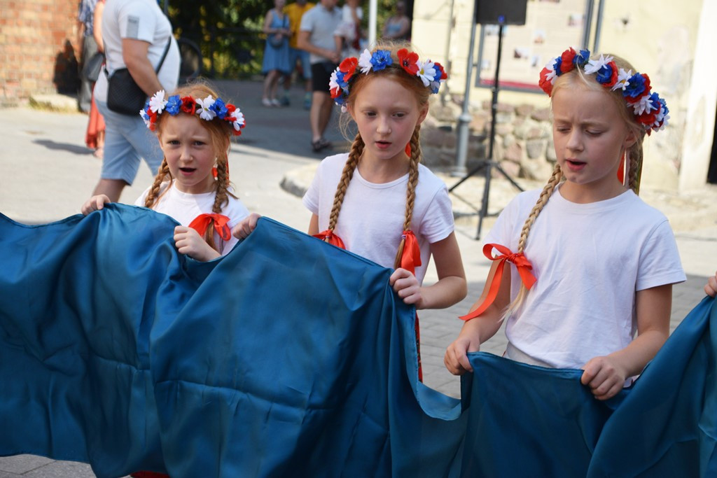 Radosne występy zespołów na Festiwalu Folkloru 