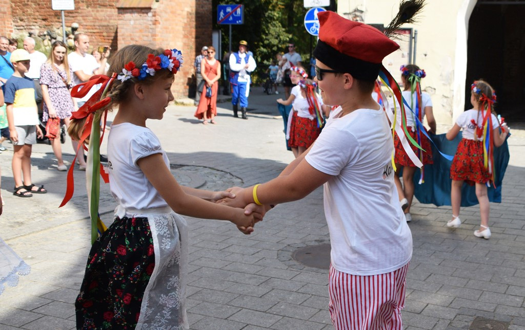 Radosne występy zespołów na Festiwalu Folkloru 