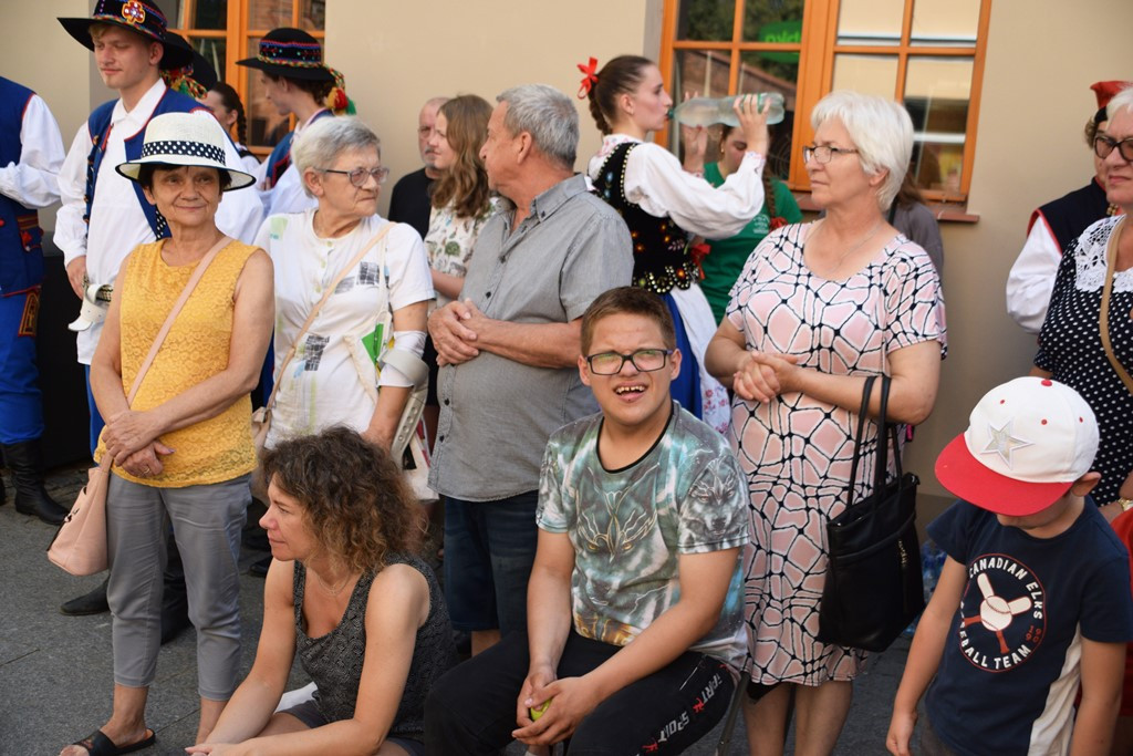 Radosne występy zespołów na Festiwalu Folkloru 