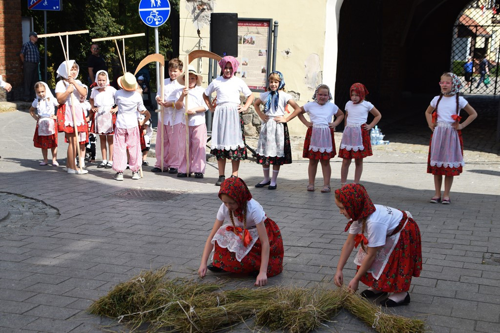 Radosne występy zespołów na Festiwalu Folkloru 