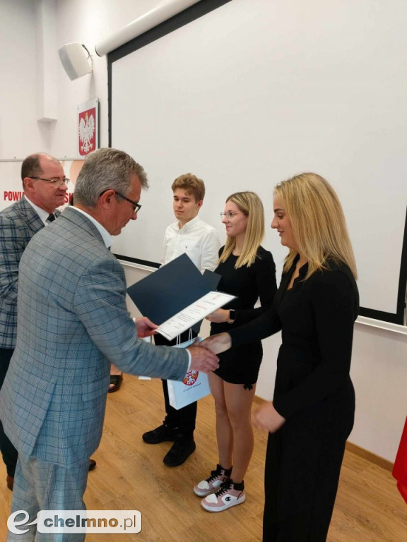 Uroczyste wręczenie listów gratulacyjnych