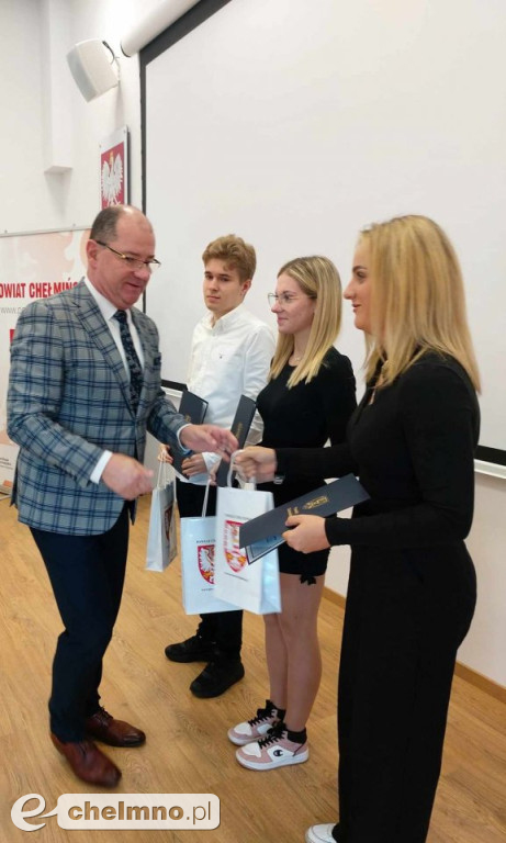 Uroczyste wręczenie listów gratulacyjnych