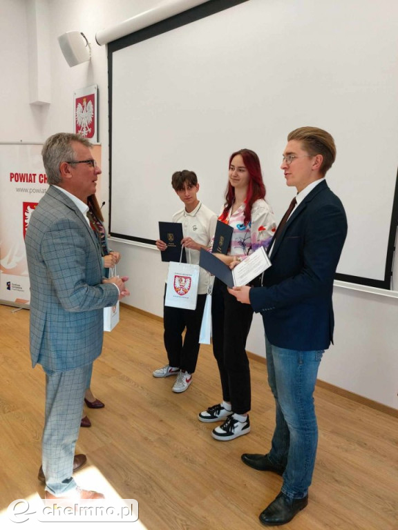 Uroczyste wręczenie listów gratulacyjnych