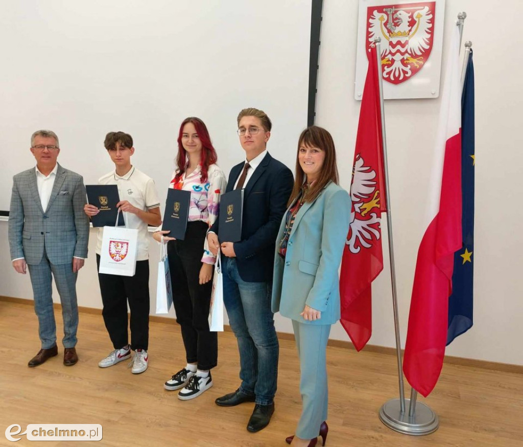 Uroczyste wręczenie listów gratulacyjnych