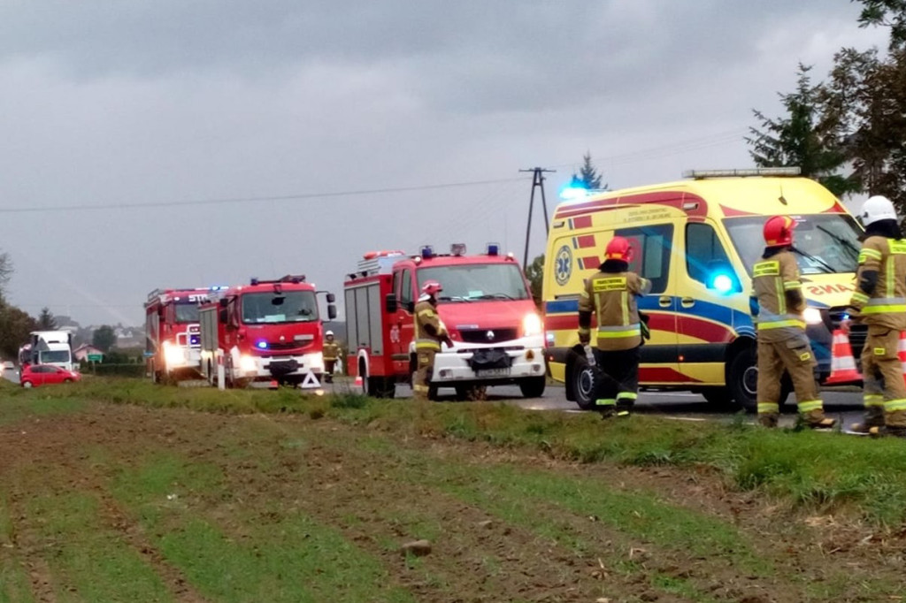 Poszkodowany w wypadku kierowca został zabrany śmigłowcem LPR do szpitala