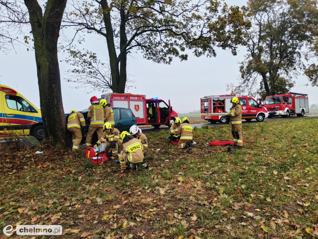 Wypadek w Bągarcie: zjechała z drogi i uderzyła w drzewo