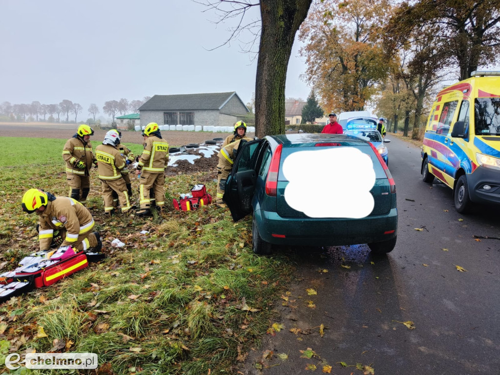 Wypadek w Bągarcie: zjechała z drogi i uderzyła w drzewo