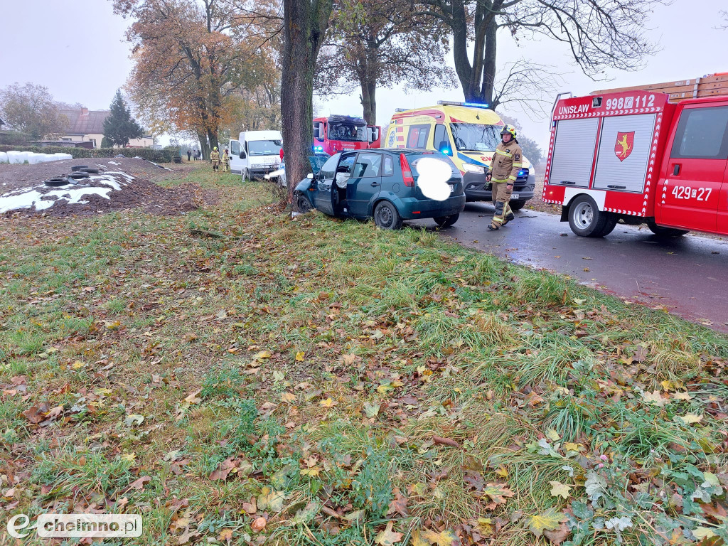 Wypadek w Bągarcie: zjechała z drogi i uderzyła w drzewo