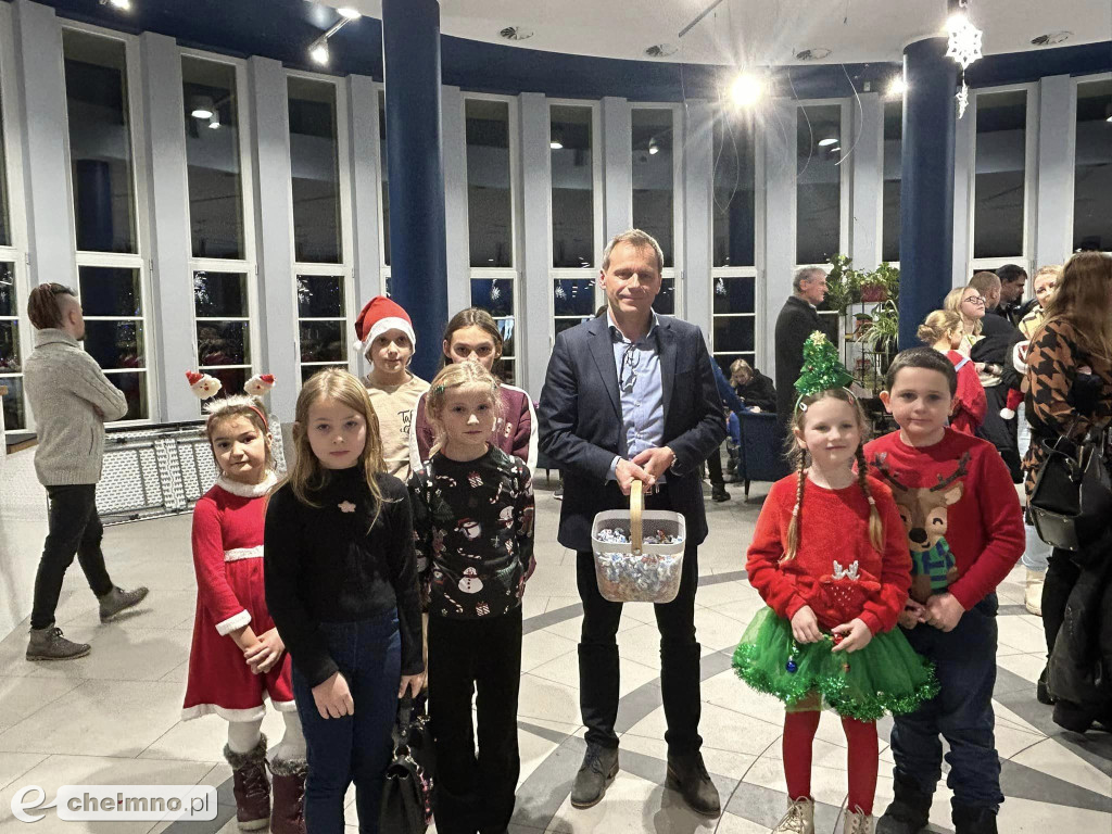 Kolejka do św. Mikołaja nie miała końca, a Elfy radośnie zabawiały dzieci