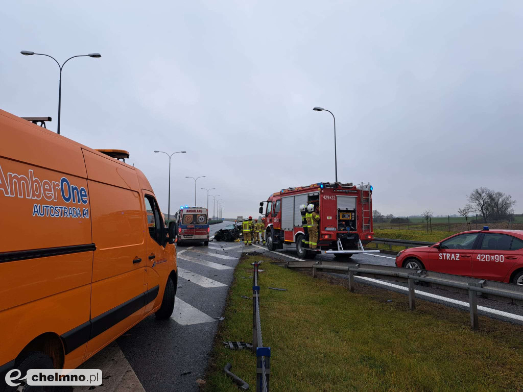 Kierowca uwięziony w aucie po wypadku na autostradzie A1 w Lisewie