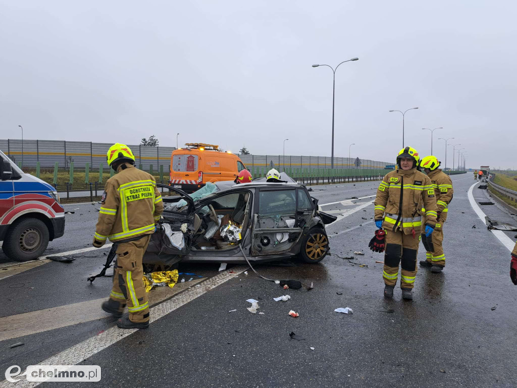 Kierowca uwięziony w aucie po wypadku na autostradzie A1 w Lisewie