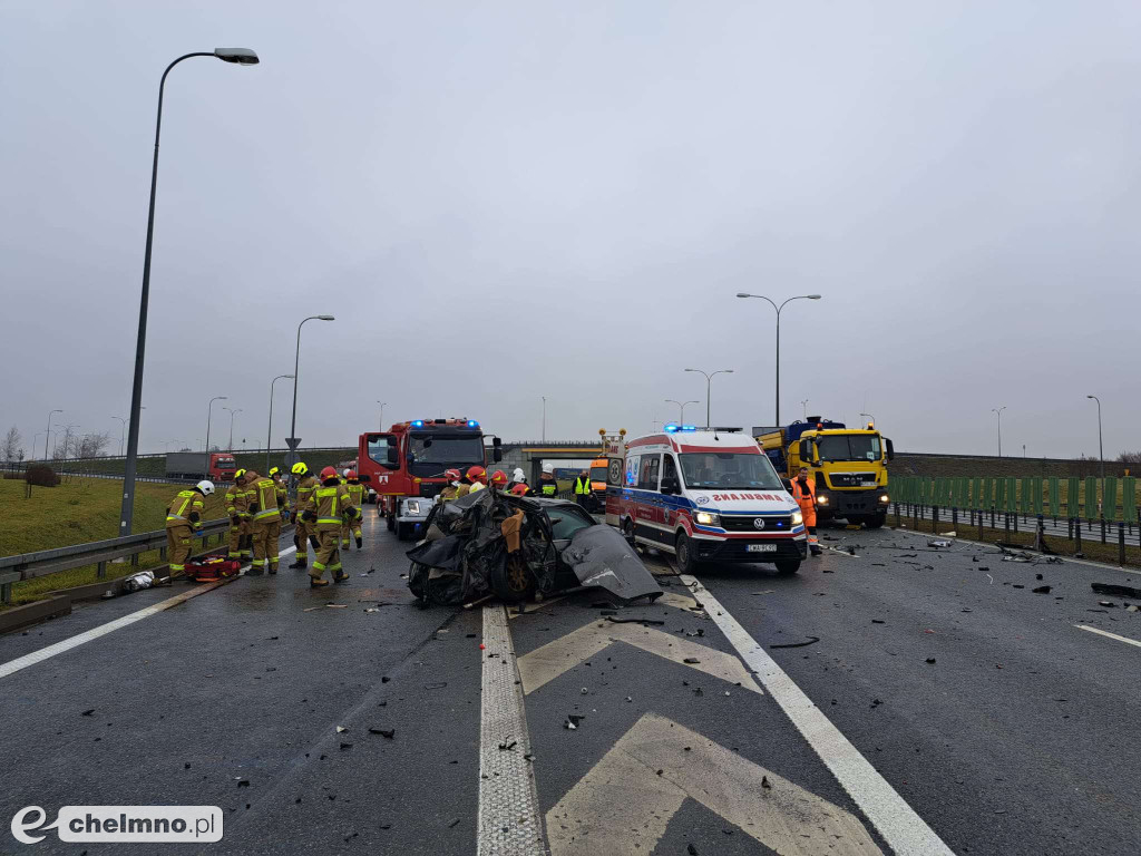 Kierowca uwięziony w aucie po wypadku na autostradzie A1 w Lisewie