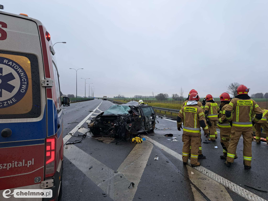 Kierowca uwięziony w aucie po wypadku na autostradzie A1 w Lisewie