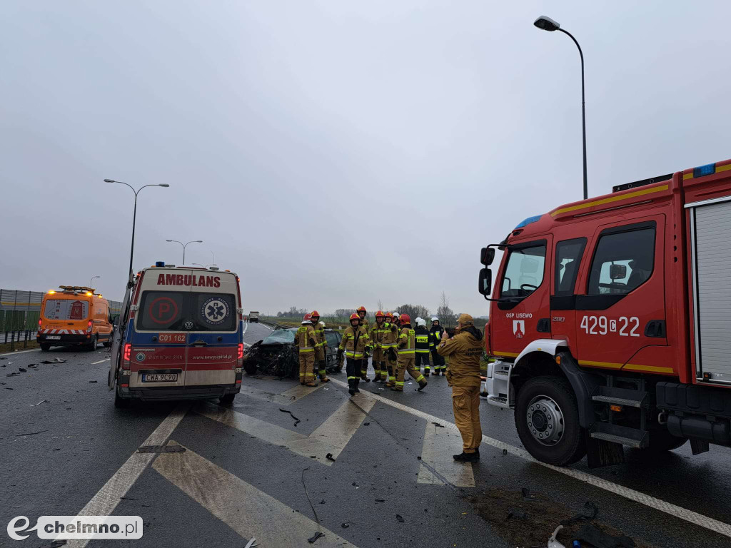 Kierowca uwięziony w aucie po wypadku na autostradzie A1 w Lisewie