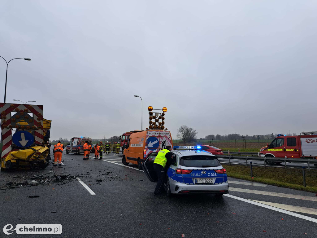 Kierowca uwięziony w aucie po wypadku na autostradzie A1 w Lisewie