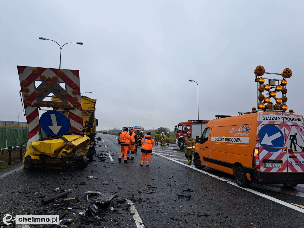 Kierowca uwięziony w aucie po wypadku na autostradzie A1 w Lisewie