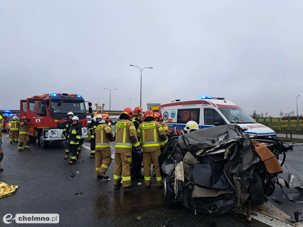 Kierowca uwięziony w aucie po wypadku na autostradzie A1 w Lisewie