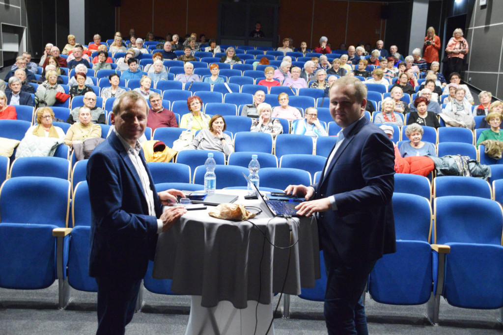 Włodarze Miasta dyskutowali z seniorami w Rondzie
