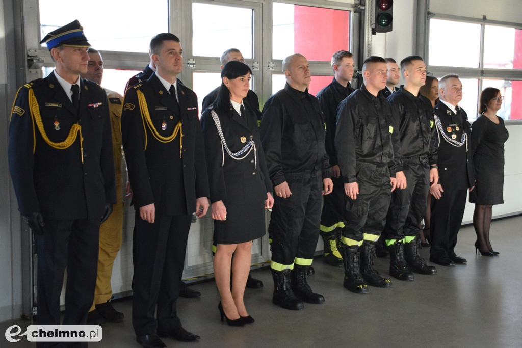 Uroczysta zbiórka z okazji oficjalnego przekazania dwóch pojazdów dla KP PSP w Chełmnie
