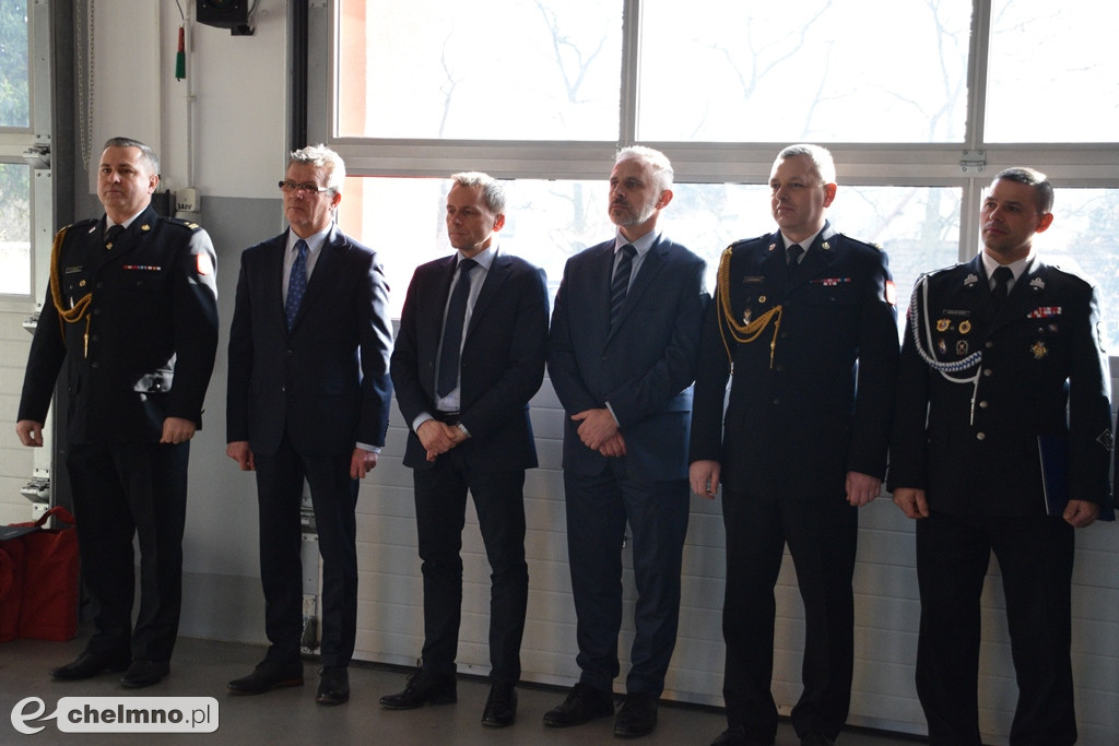 Uroczysta zbiórka z okazji oficjalnego przekazania dwóch pojazdów dla KP PSP w Chełmnie