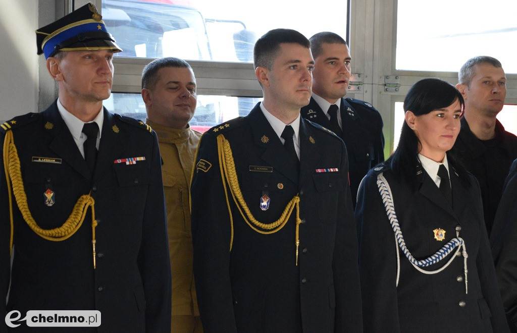 Uroczysta zbiórka z okazji oficjalnego przekazania dwóch pojazdów dla KP PSP w Chełmnie